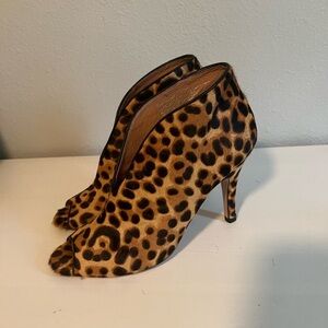 Halogen Rowen pump Leopard Print real fur leather Booties Size 9.5 heels cheetah